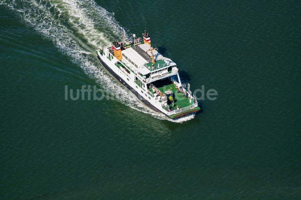 Luftaufnahme Hooge - Passagier- und Fahrgastschiff Hilligenlei Fährschiff der Wyker Dampfschiffsreederei Föhr Amrum in Hooge im Bundesland Schleswig-Holstein, Deutschland