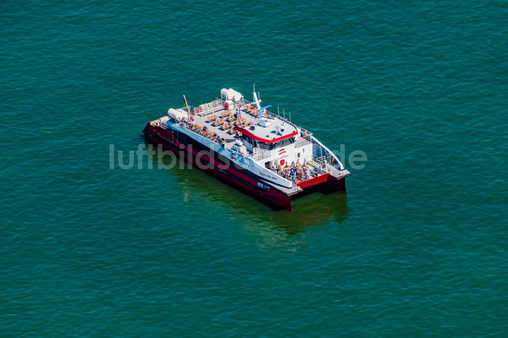 Luftbild Wyk auf Föhr - Passagier- und Fahrgastschiff - Katamaran in Wyk auf Föhr im Bundesland Schleswig-Holstein, Deutschland