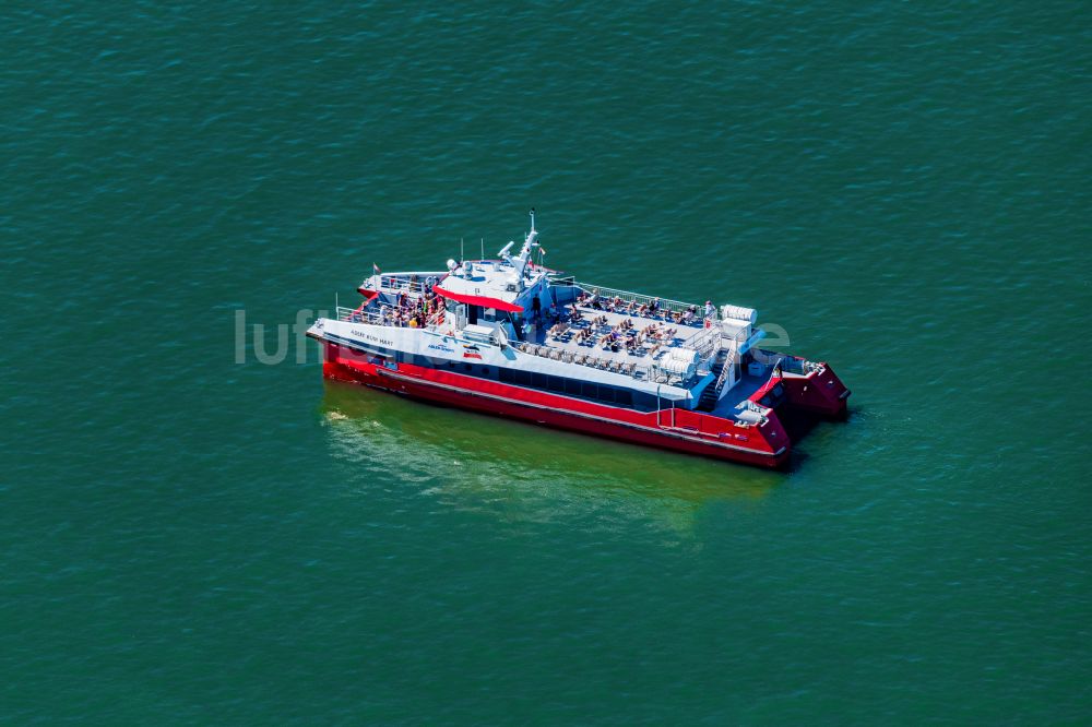 Wyk auf Föhr von oben - Passagier- und Fahrgastschiff - Katamaran in Wyk auf Föhr im Bundesland Schleswig-Holstein, Deutschland