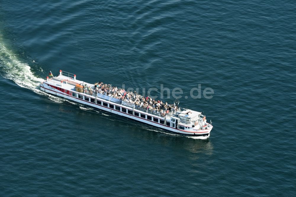 Lenz aus der Vogelperspektive: Passagier- und Fahrgastschiff mit Kurs auf dem Plauer See in Lenz im Bundesland Mecklenburg-Vorpommern