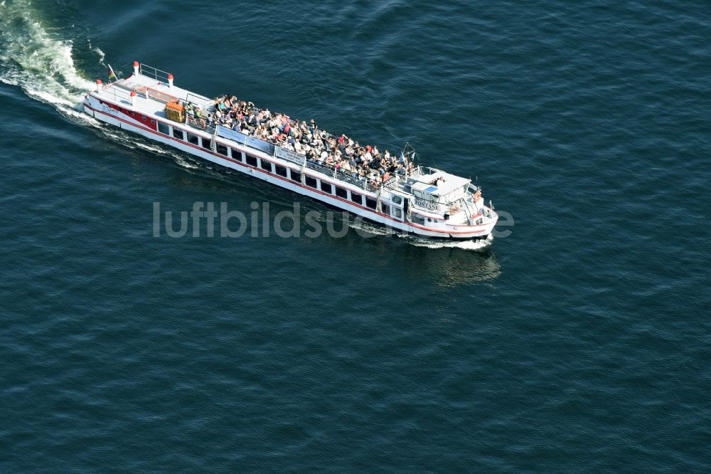 Luftbild Lenz - Passagier- und Fahrgastschiff mit Kurs auf dem Plauer See in Lenz im Bundesland Mecklenburg-Vorpommern