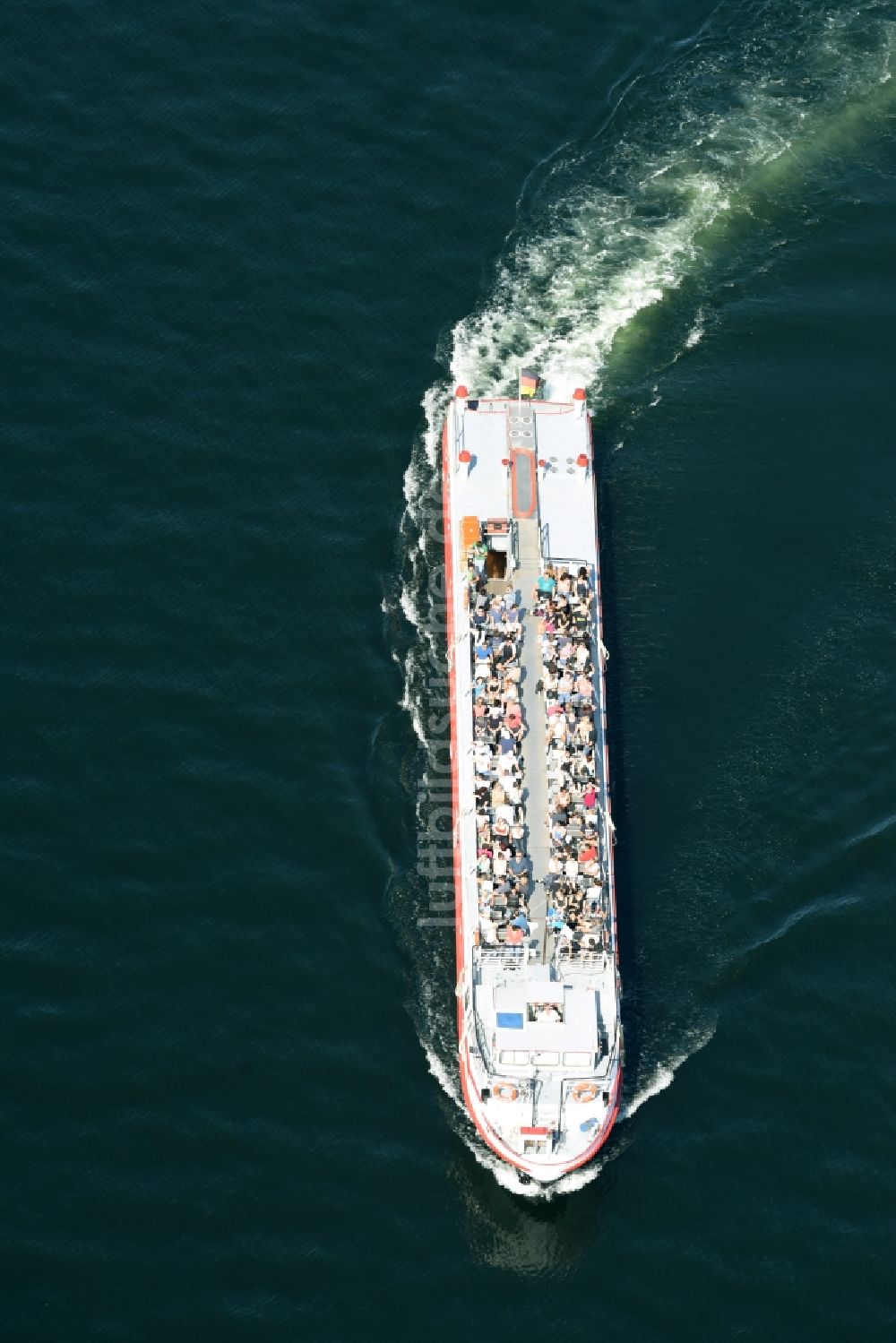 Luftaufnahme Lenz - Passagier- und Fahrgastschiff mit Kurs auf dem Plauer See in Lenz im Bundesland Mecklenburg-Vorpommern