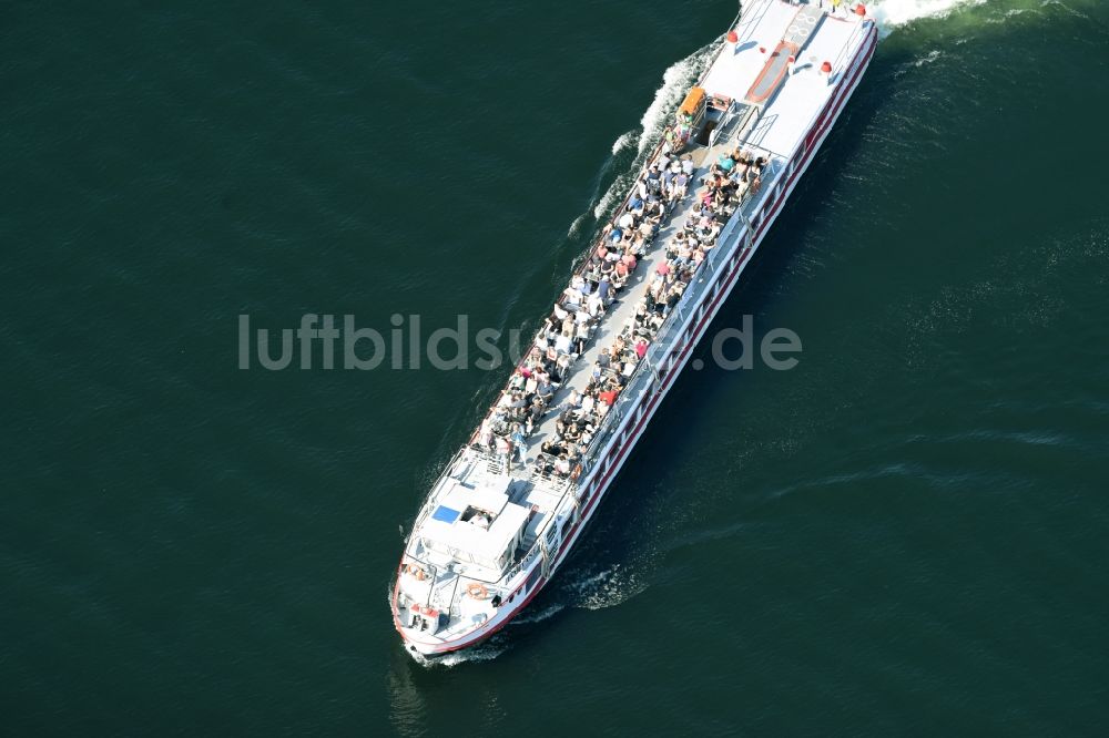 Lenz aus der Vogelperspektive: Passagier- und Fahrgastschiff mit Kurs auf dem Plauer See in Lenz im Bundesland Mecklenburg-Vorpommern