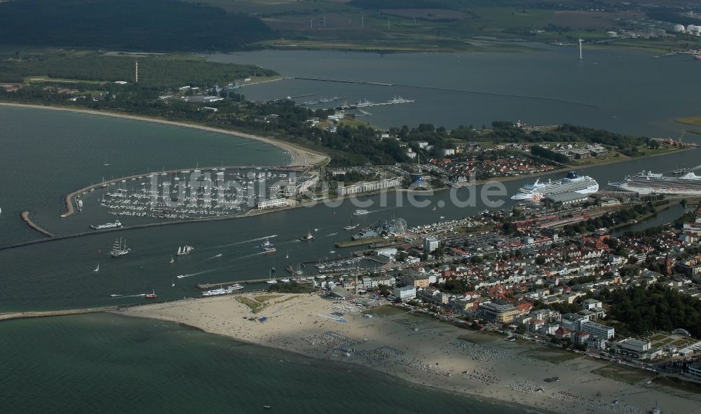 Rostock aus der Vogelperspektive: Passagier- und Fahrgastschiff Marina und NORWEGIAN SUN am Pier des Warnemünde Cruises Center in Rostock im Bundesland Mecklenburg-Vorpommern