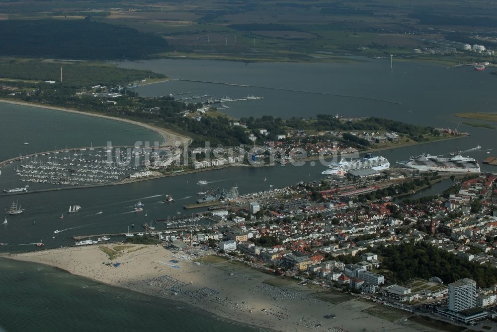 Luftbild Rostock - Passagier- und Fahrgastschiff Marina und NORWEGIAN SUN am Pier des Warnemünde Cruises Center in Rostock im Bundesland Mecklenburg-Vorpommern