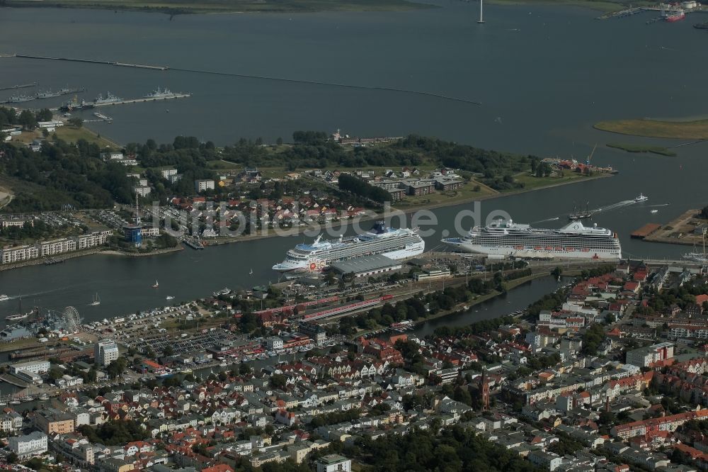 Luftaufnahme Rostock - Passagier- und Fahrgastschiff Marina und NORWEGIAN SUN am Pier des Warnemünde Cruises Center in Rostock im Bundesland Mecklenburg-Vorpommern