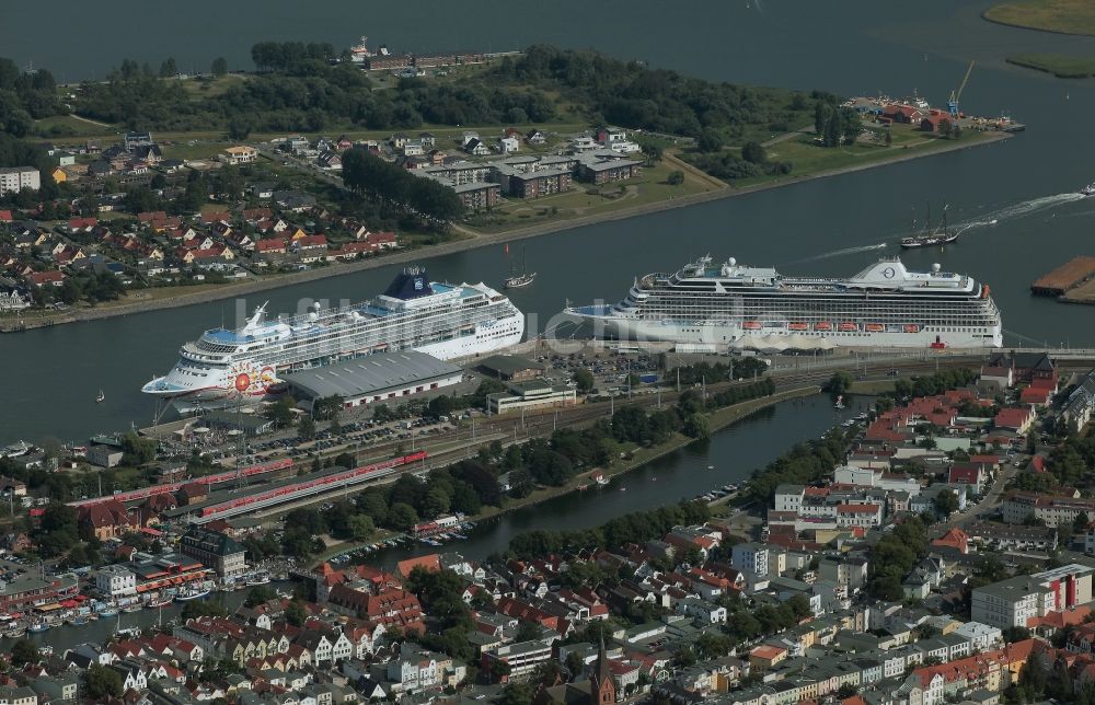 Rostock von oben - Passagier- und Fahrgastschiff Marina und NORWEGIAN SUN am Pier des Warnemünde Cruises Center in Rostock im Bundesland Mecklenburg-Vorpommern