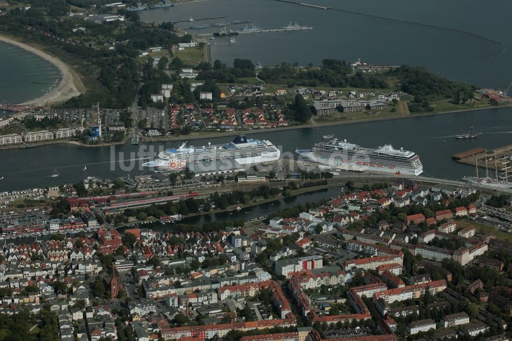 Rostock aus der Vogelperspektive: Passagier- und Fahrgastschiff Marina und NORWEGIAN SUN am Pier des Warnemünde Cruises Center in Rostock im Bundesland Mecklenburg-Vorpommern