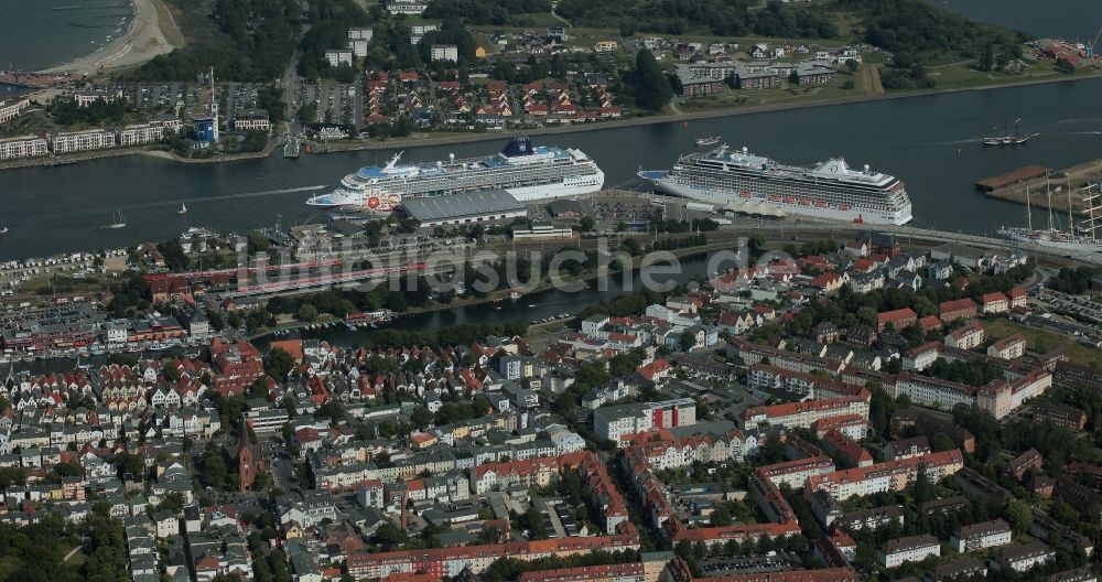 Luftbild Rostock - Passagier- und Fahrgastschiff Marina und NORWEGIAN SUN am Pier des Warnemünde Cruises Center in Rostock im Bundesland Mecklenburg-Vorpommern