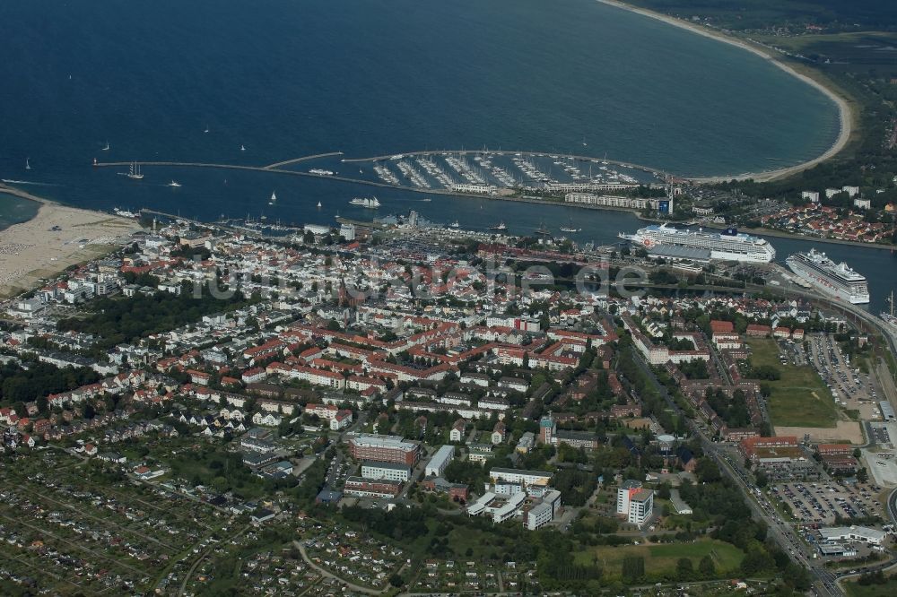 Luftaufnahme Rostock - Passagier- und Fahrgastschiff Marina und NORWEGIAN SUN am Pier des Warnemünde Cruises Center in Rostock im Bundesland Mecklenburg-Vorpommern