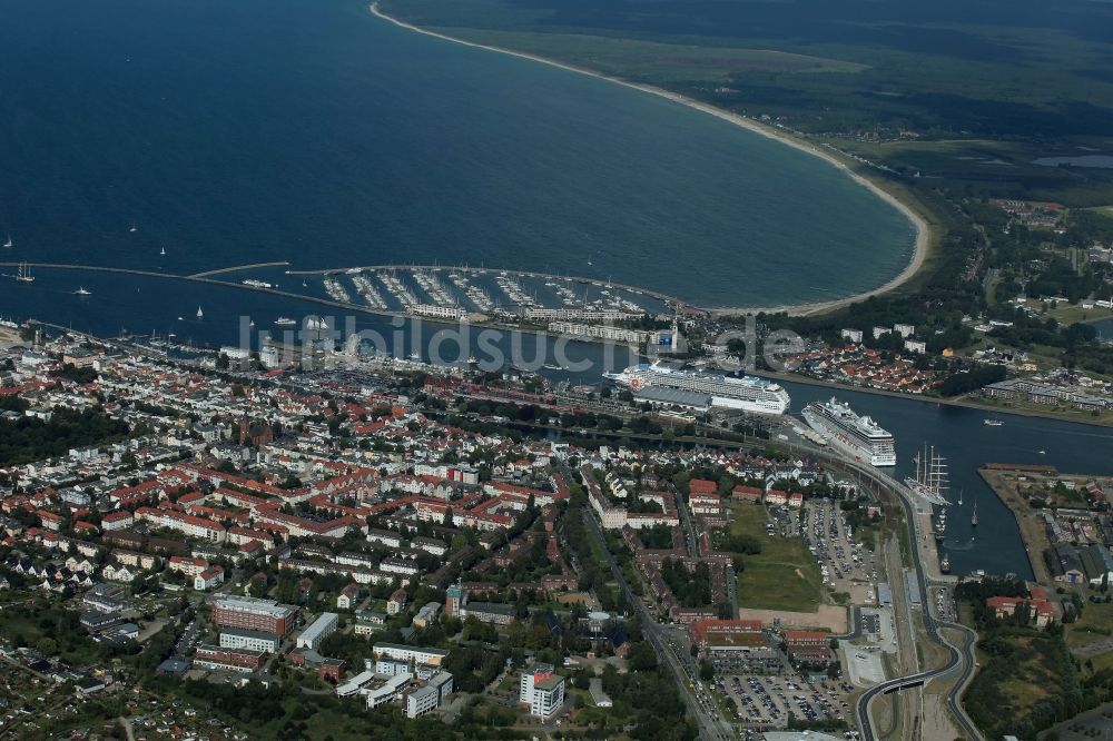 Rostock von oben - Passagier- und Fahrgastschiff Marina und NORWEGIAN SUN am Pier des Warnemünde Cruises Center in Rostock im Bundesland Mecklenburg-Vorpommern