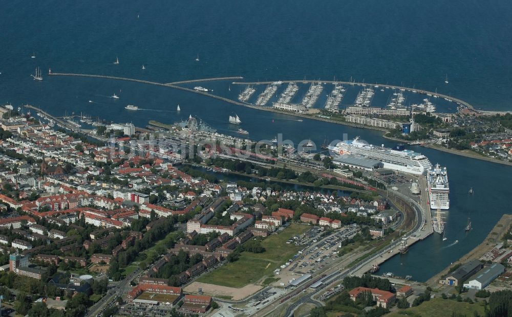 Rostock aus der Vogelperspektive: Passagier- und Fahrgastschiff Marina und NORWEGIAN SUN am Pier des Warnemünde Cruises Center in Rostock im Bundesland Mecklenburg-Vorpommern