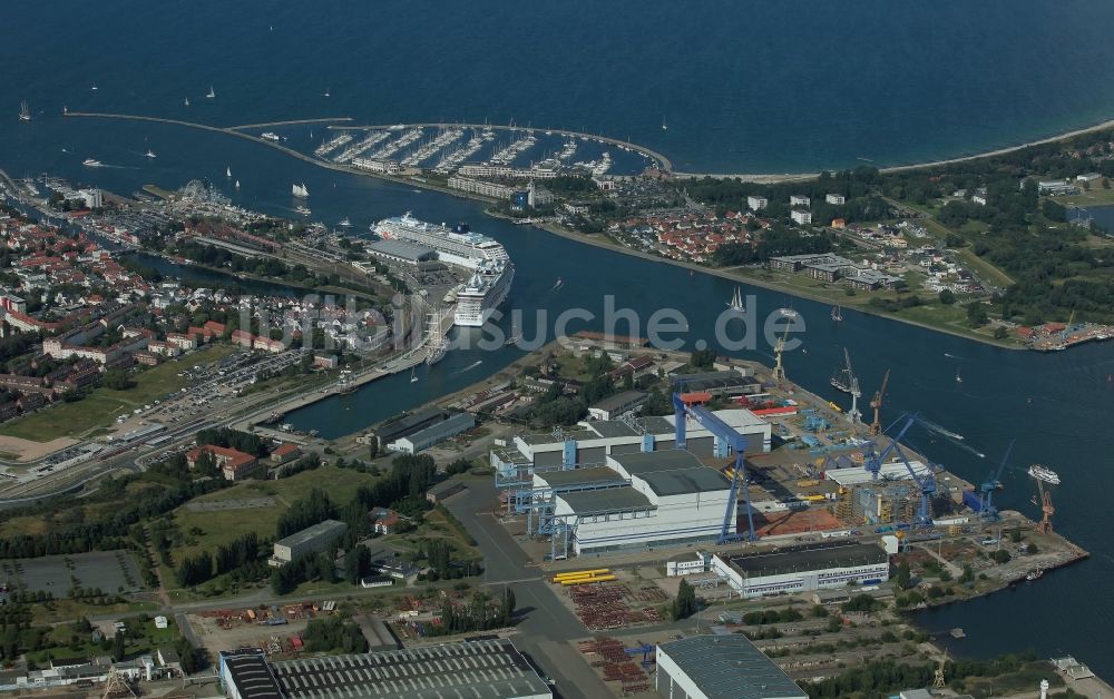 Luftbild Rostock - Passagier- und Fahrgastschiff Marina und NORWEGIAN SUN am Pier des Warnemünde Cruises Center in Rostock im Bundesland Mecklenburg-Vorpommern