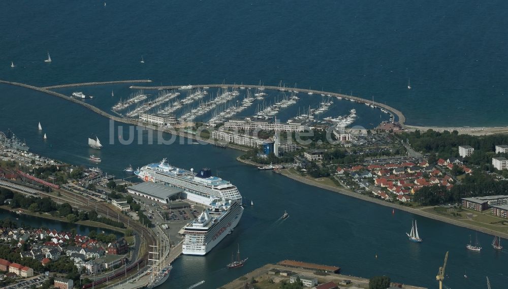 Luftaufnahme Rostock - Passagier- und Fahrgastschiff Marina und NORWEGIAN SUN am Pier des Warnemünde Cruises Center in Rostock im Bundesland Mecklenburg-Vorpommern