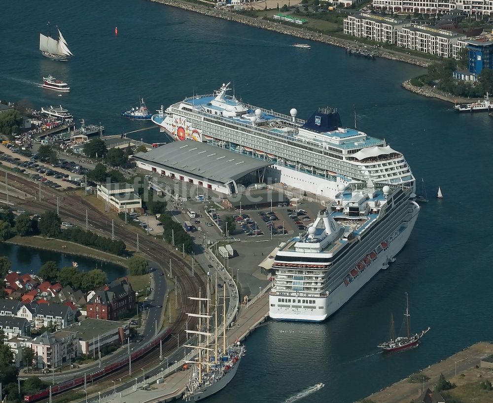 Rostock von oben - Passagier- und Fahrgastschiff Marina und NORWEGIAN SUN am Pier des Warnemünde Cruises Center in Rostock im Bundesland Mecklenburg-Vorpommern