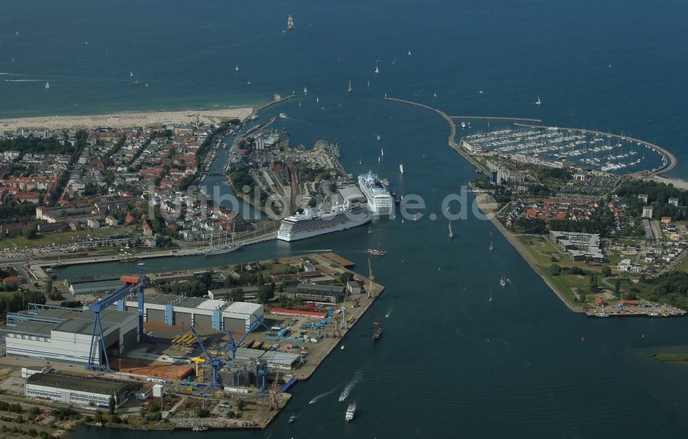 Rostock aus der Vogelperspektive: Passagier- und Fahrgastschiff Marina und NORWEGIAN SUN am Pier des Warnemünde Cruises Center in Rostock im Bundesland Mecklenburg-Vorpommern