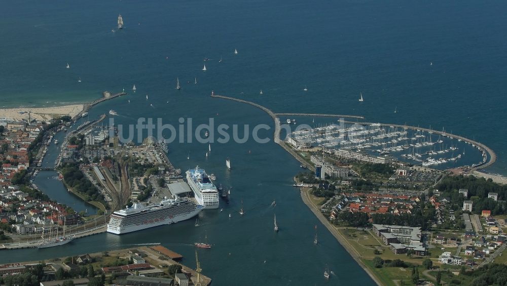 Luftbild Rostock - Passagier- und Fahrgastschiff Marina und NORWEGIAN SUN am Pier des Warnemünde Cruises Center in Rostock im Bundesland Mecklenburg-Vorpommern