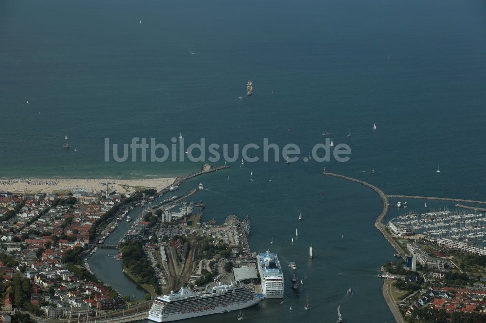 Luftaufnahme Rostock - Passagier- und Fahrgastschiff Marina und NORWEGIAN SUN am Pier des Warnemünde Cruises Center in Rostock im Bundesland Mecklenburg-Vorpommern