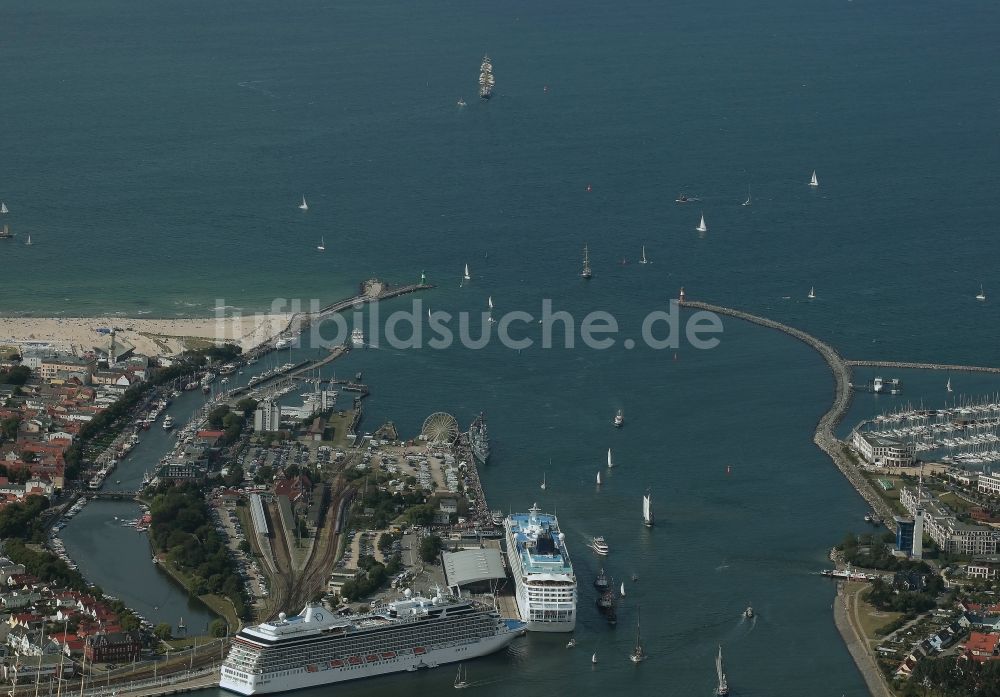 Rostock von oben - Passagier- und Fahrgastschiff Marina und NORWEGIAN SUN am Pier des Warnemünde Cruises Center in Rostock im Bundesland Mecklenburg-Vorpommern