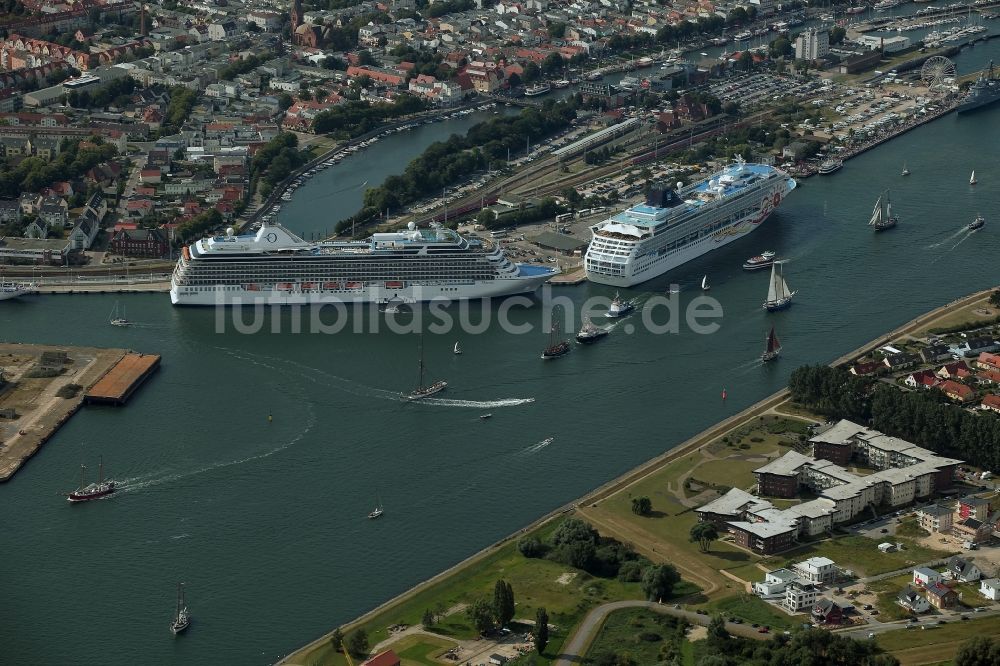 Rostock aus der Vogelperspektive: Passagier- und Fahrgastschiff Marina und NORWEGIAN SUN am Pier des Warnemünde Cruises Center in Rostock im Bundesland Mecklenburg-Vorpommern