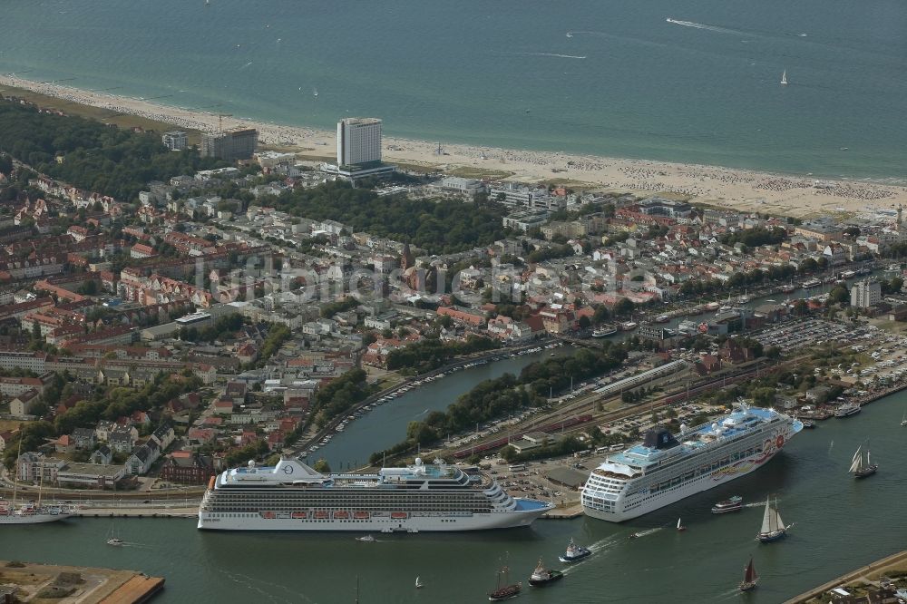 Luftbild Rostock - Passagier- und Fahrgastschiff Marina und NORWEGIAN SUN am Pier des Warnemünde Cruises Center in Rostock im Bundesland Mecklenburg-Vorpommern