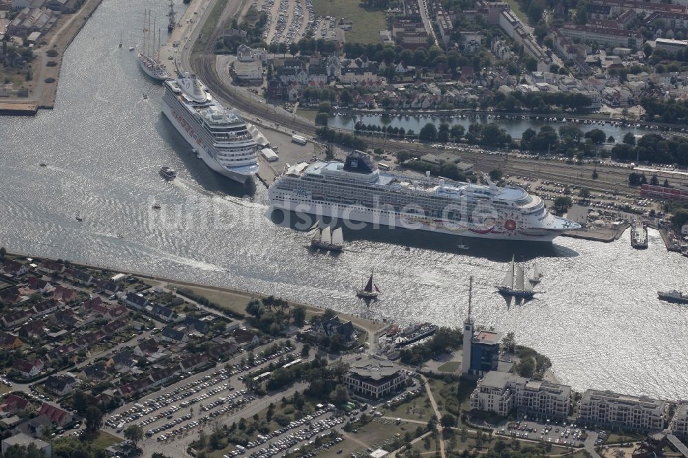 Luftaufnahme Rostock - Passagier- und Fahrgastschiff Marina und NORWEGIAN SUN am Pier des Warnemünde Cruises Center in Rostock im Bundesland Mecklenburg-Vorpommern