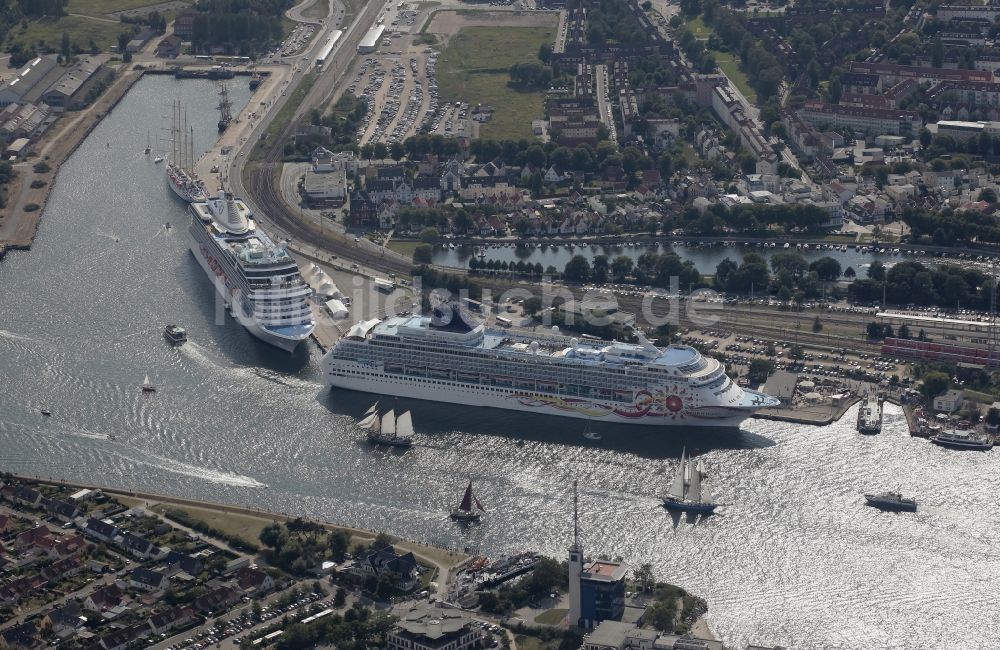 Rostock von oben - Passagier- und Fahrgastschiff Marina und NORWEGIAN SUN am Pier des Warnemünde Cruises Center in Rostock im Bundesland Mecklenburg-Vorpommern