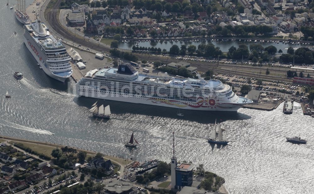 Rostock aus der Vogelperspektive: Passagier- und Fahrgastschiff Marina und NORWEGIAN SUN am Pier des Warnemünde Cruises Center in Rostock im Bundesland Mecklenburg-Vorpommern