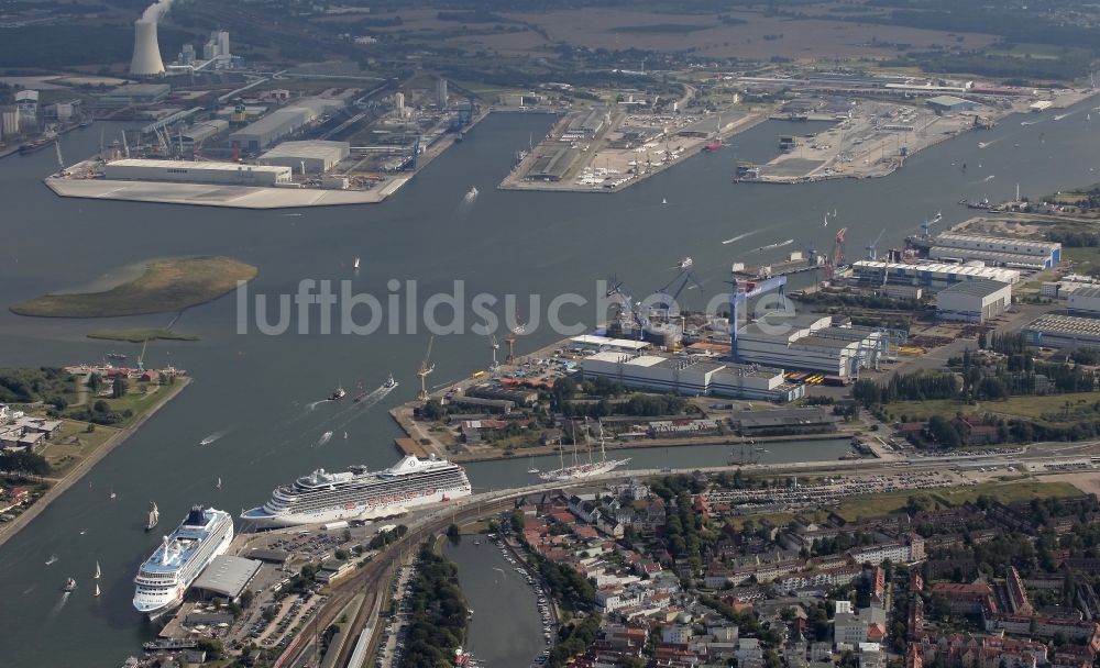 Luftbild Rostock - Passagier- und Fahrgastschiff Marina und NORWEGIAN SUN am Pier des Warnemünde Cruises Center in Rostock im Bundesland Mecklenburg-Vorpommern