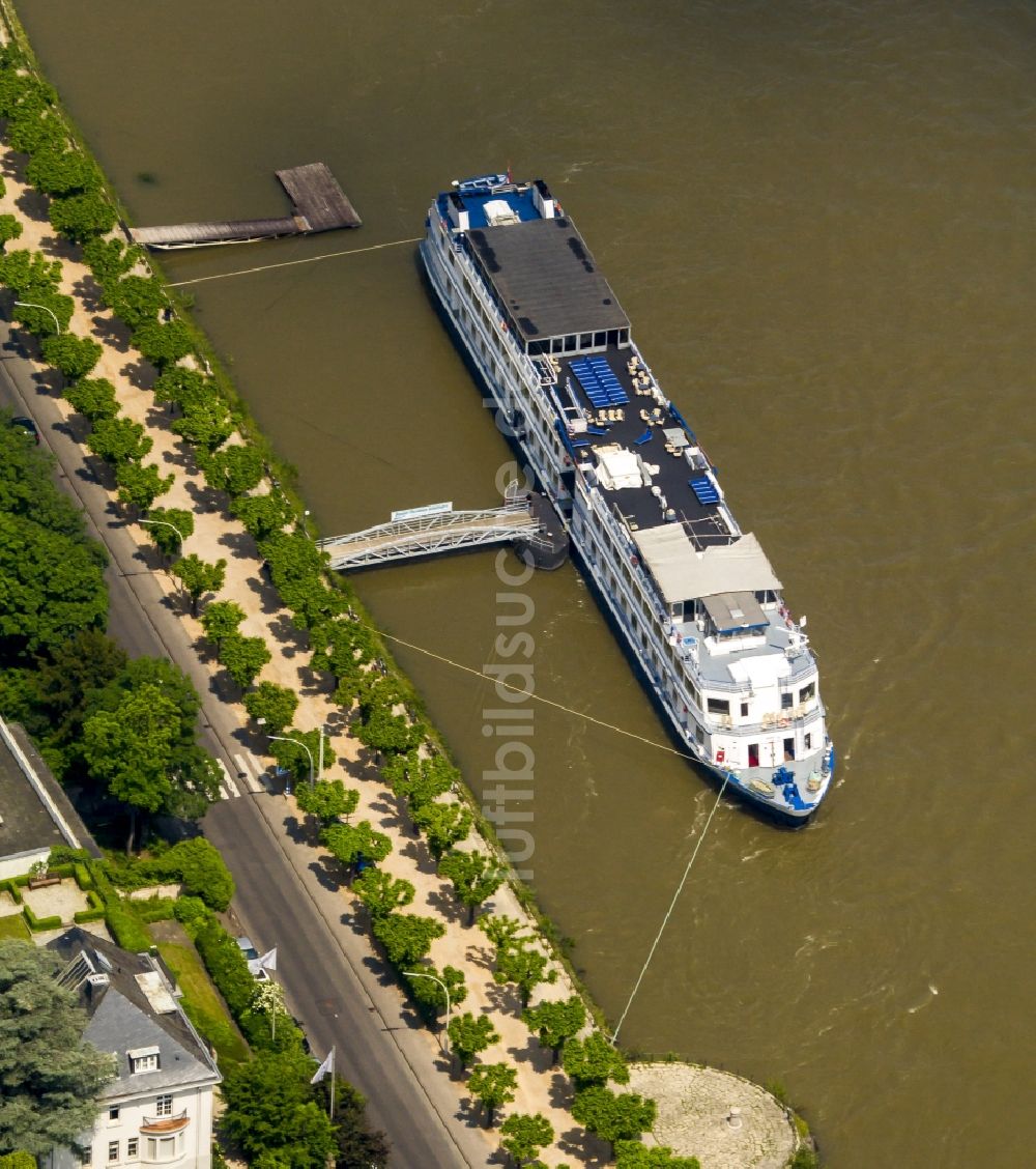 Bonn aus der Vogelperspektive: Passagier- und Fahrgastschiff an der Promenade Rathenauufer am Ufer des Rhein in Bonn im Bundesland Nordrhein-Westfalen, Deutschland