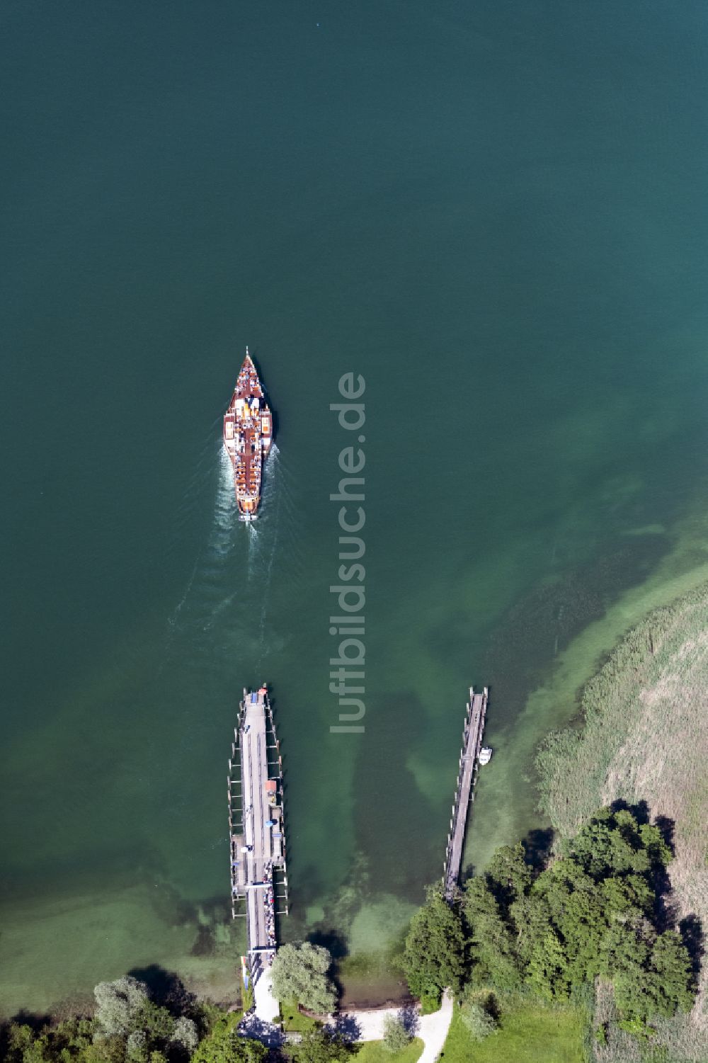 Chiemsee von oben - Passagier- und Fahrgastschiff Raddampfer Ludwig Fessler auf dem Chiemsee im Bundesland Bayern, Deutschland