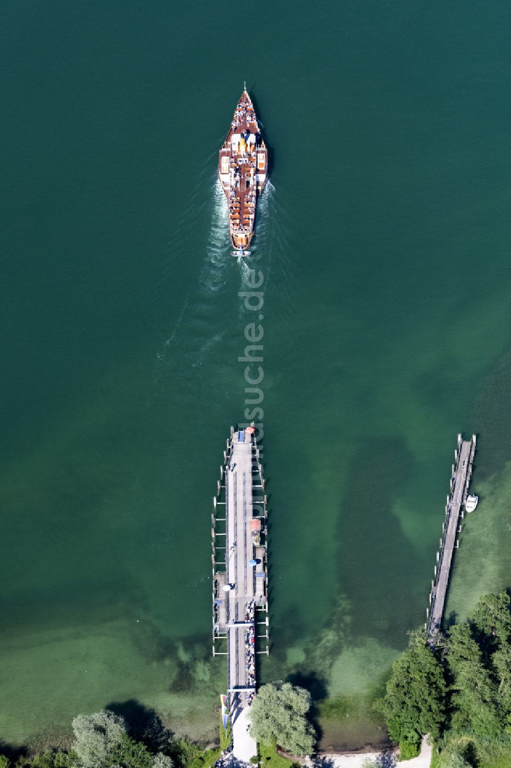 Chiemsee aus der Vogelperspektive: Passagier- und Fahrgastschiff Raddampfer Ludwig Fessler auf dem Chiemsee im Bundesland Bayern, Deutschland