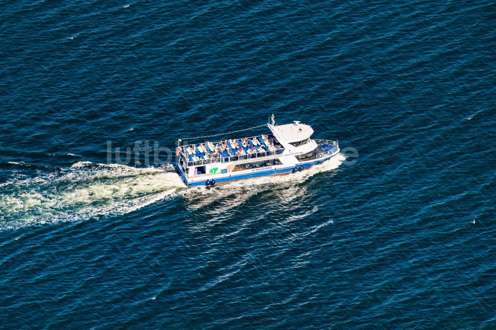 Luftaufnahme Hansestadt Wismar - Passagier- und Fahrgastschiff der Reederei Alder Schiffe MS Mecklenburg in der Hansestadt Wismar im Bundesland Mecklenburg-Vorpommern, Deutschland