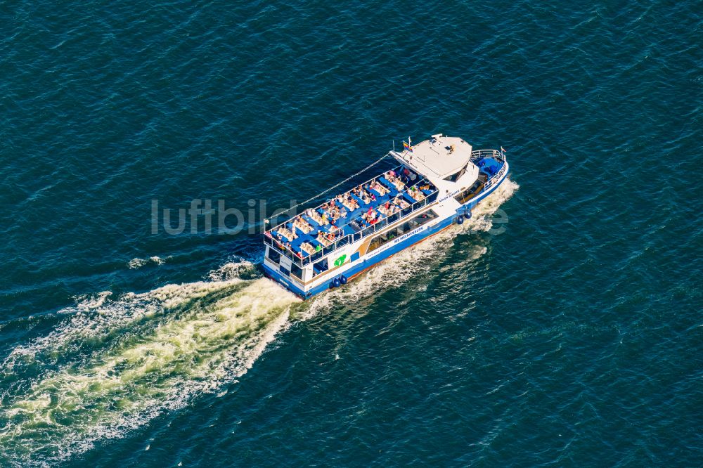 Hansestadt Wismar von oben - Passagier- und Fahrgastschiff der Reederei Alder Schiffe MS Mecklenburg in der Hansestadt Wismar im Bundesland Mecklenburg-Vorpommern, Deutschland