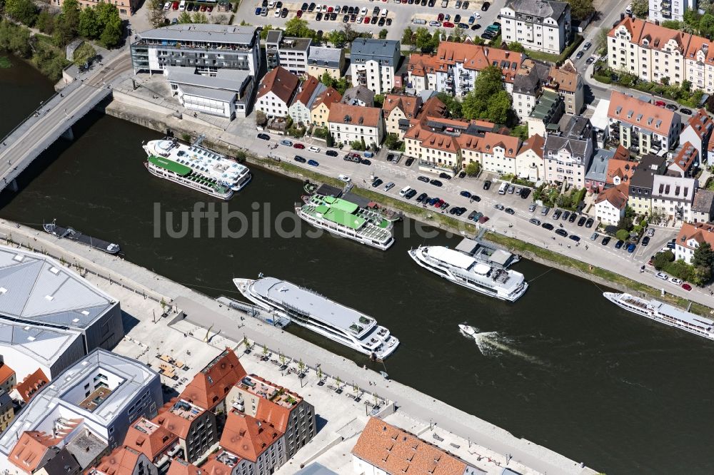 Luftbild Regensburg - Passagier- und Fahrgastschiff der Regensburger Personen-Schifffahrt in Regensburg im Bundesland Bayern, Deutschland