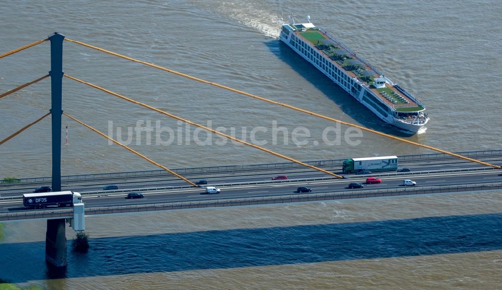 Duisburg von oben - Passagier- und Fahrgastschiff an der Rheinbrücke in Duisburg im Bundesland Nordrhein-Westfalen