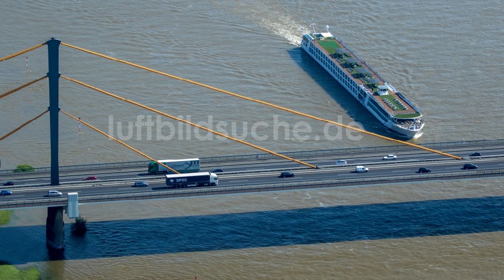 Duisburg aus der Vogelperspektive: Passagier- und Fahrgastschiff an der Rheinbrücke in Duisburg im Bundesland Nordrhein-Westfalen