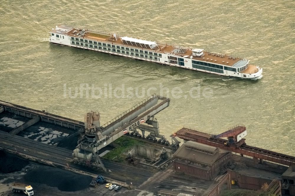 Duisburg von oben - Passagier- und Fahrgastschiff schippert auf dem Rhein in Duisburg im Bundesland Nordrhein-Westfalen