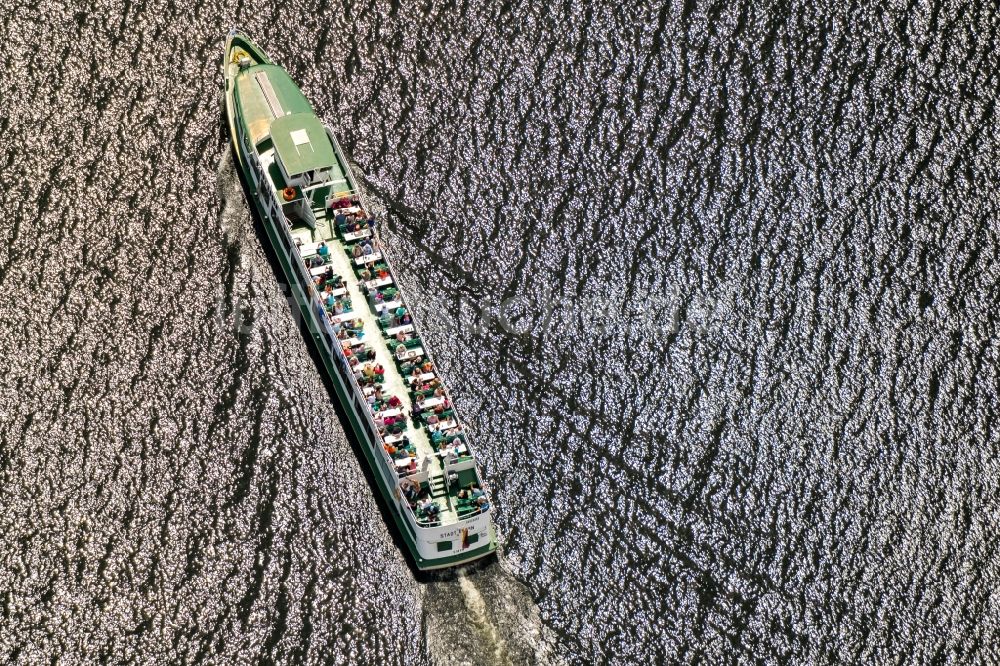 Essen aus der Vogelperspektive: Passagier- und Fahrgastschiff Stadt Essen auf dem Baldeneysee in Essen im Bundesland Nordrhein-Westfalen - NRW, Deutschland