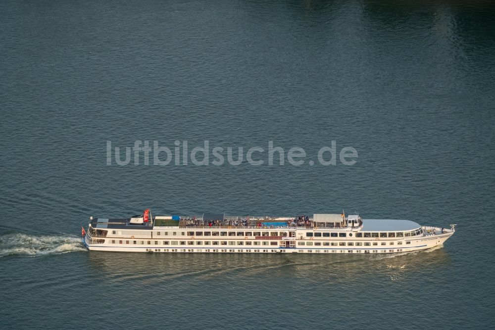 Luftaufnahme Köln - Passagier- und Fahrgastschiff STATENDAM auf dem Rhein - Flußverlauf im Ortsteil Innenstadt in Köln im Bundesland Nordrhein-Westfalen, Deutschland