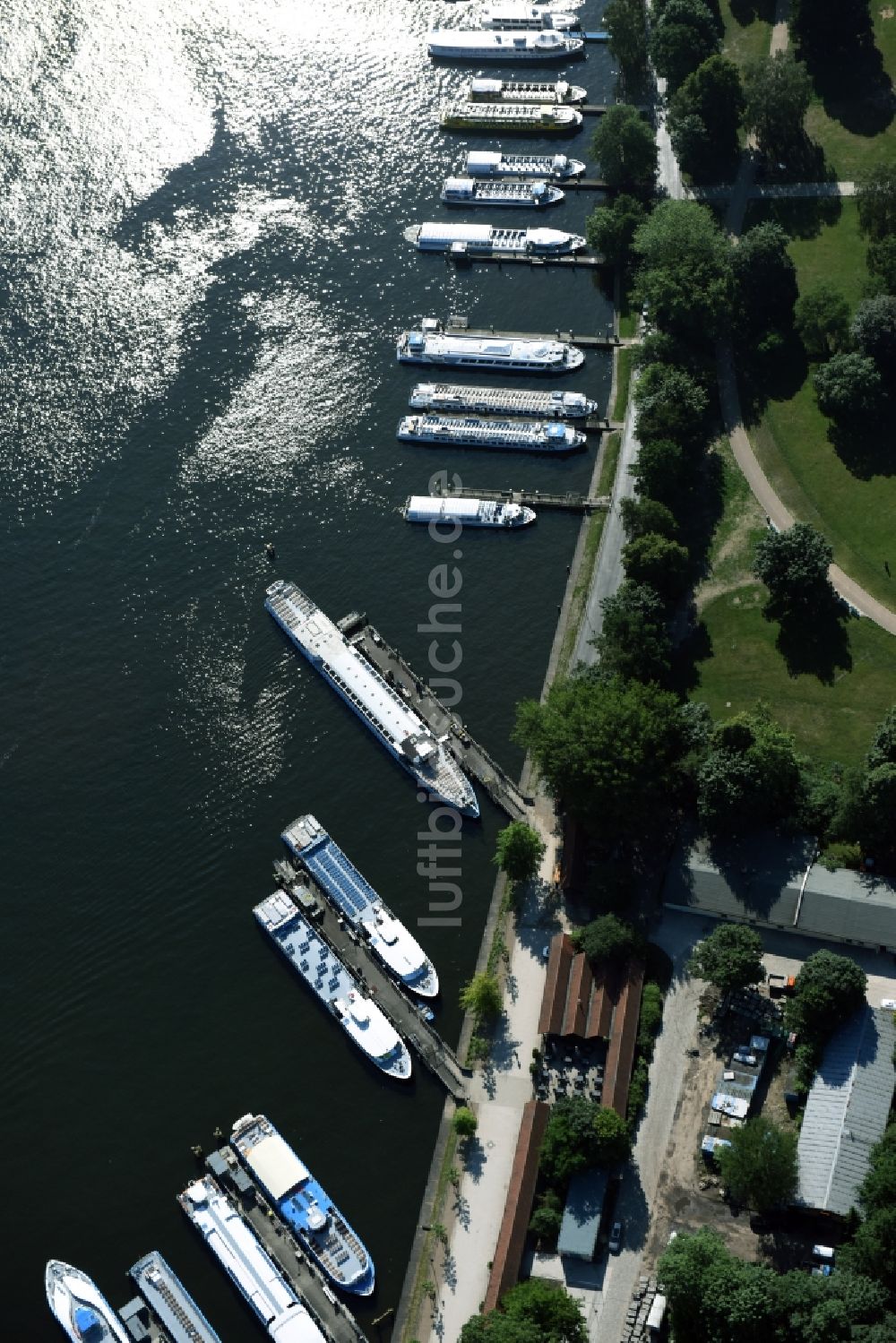 Luftaufnahme Berlin - Passagier- und Fahrgastschiff der Stern und Kreisschiffahrt GmbH am Hafen Puschkinallee am Treptower Park in Berlin