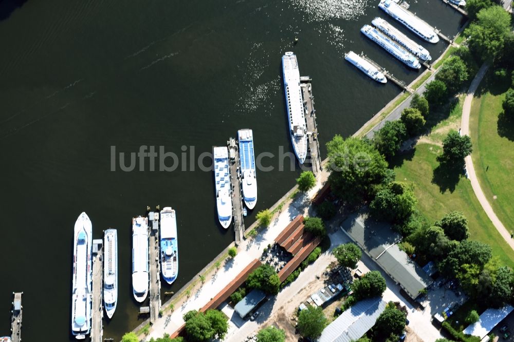 Berlin von oben - Passagier- und Fahrgastschiff der Stern und Kreisschiffahrt GmbH am Hafen Puschkinallee am Treptower Park in Berlin