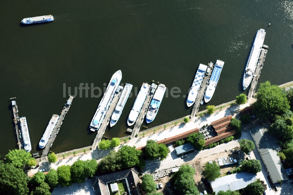 Berlin aus der Vogelperspektive: Passagier- und Fahrgastschiff der Stern und Kreisschiffahrt GmbH am Hafen Puschkinallee am Treptower Park in Berlin