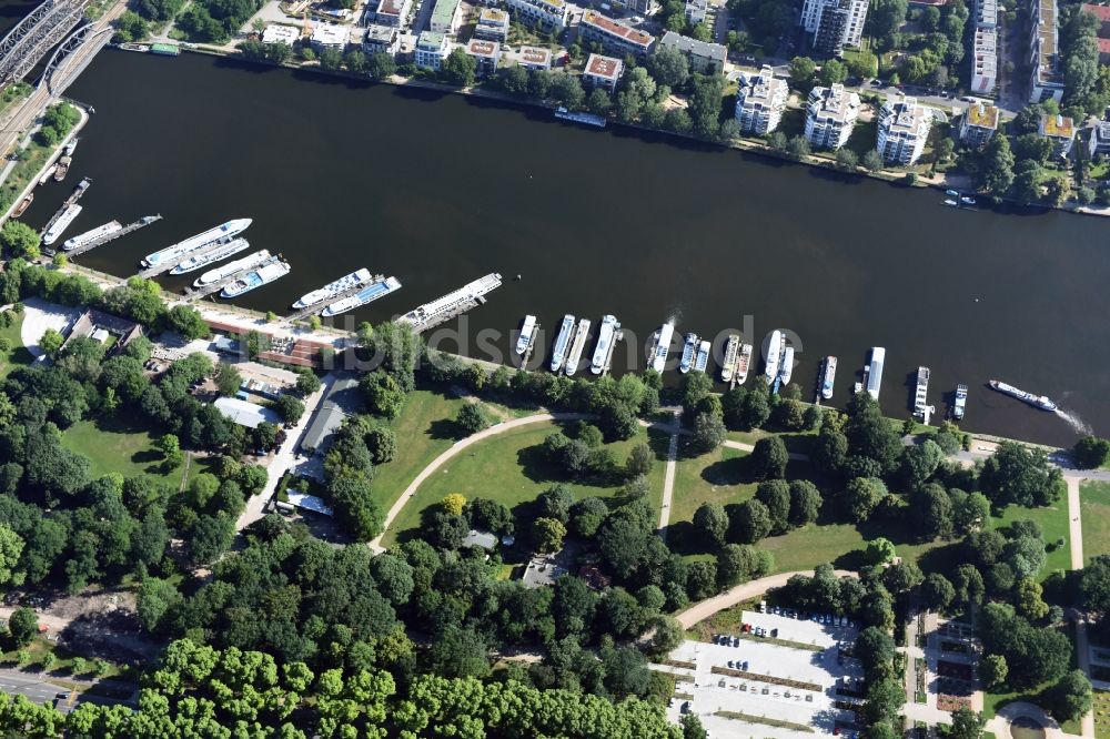 Luftbild Berlin - Passagier- und Fahrgastschiff der Stern und Kreisschiffahrt GmbH am Hafen Puschkinallee am Treptower Park in Berlin