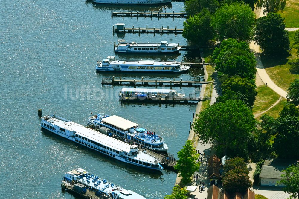 Berlin aus der Vogelperspektive: Passagier- und Fahrgastschiff der Stern und Kreisschiffahrt GmbH am Hafen Puschkinallee am Treptower Park in Berlin