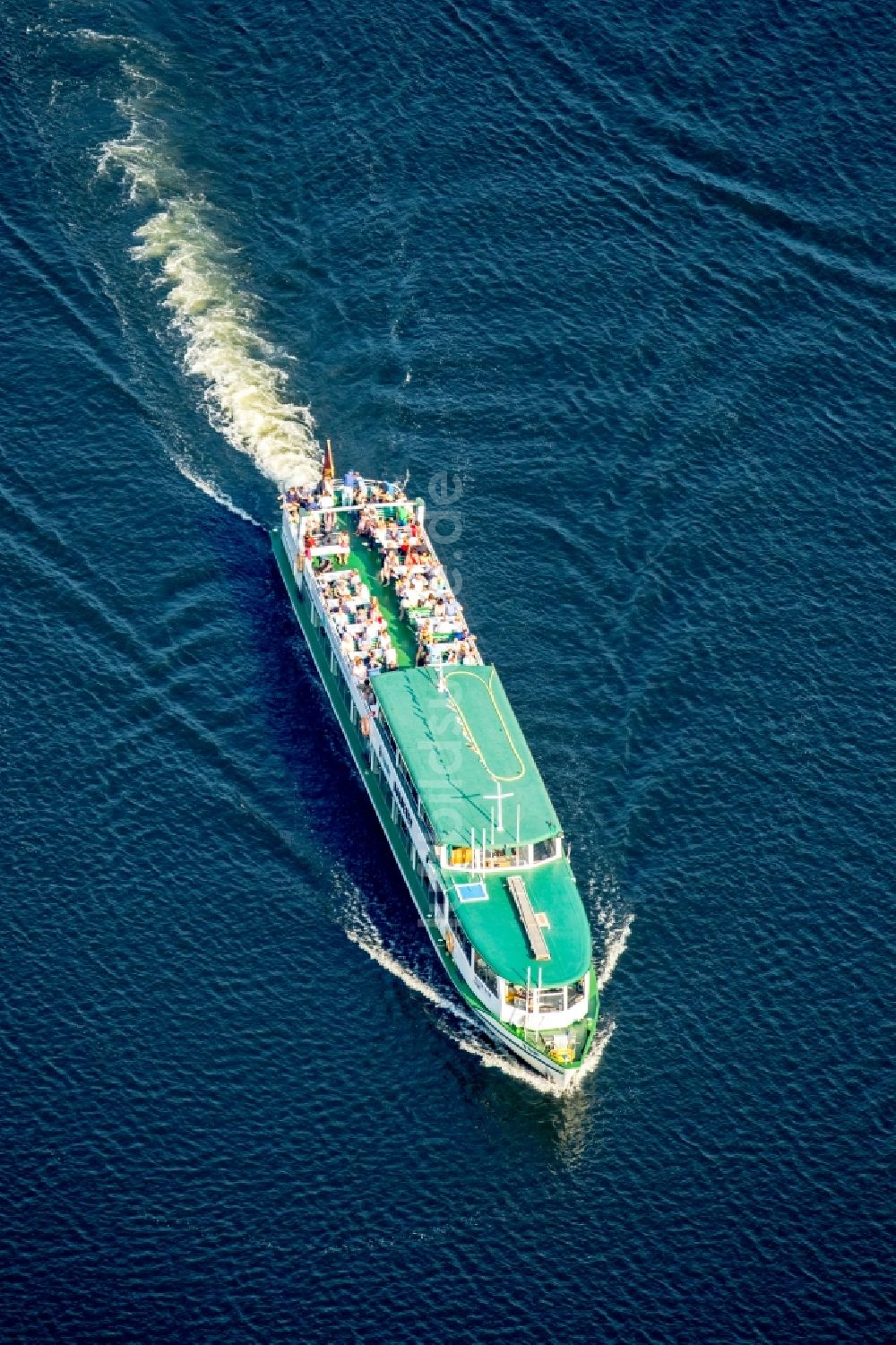 Essen aus der Vogelperspektive: Passagier- und Fahrgastschiff Weiße Flotte auf dem Baldeneysee in Essen im Bundesland Nordrhein-Westfalen