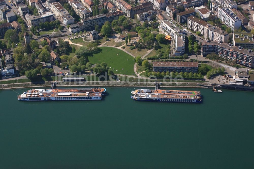 Basel aus der Vogelperspektive: Passagier- und Fahrgastschiffe am Passagierterminal St. Johanns Park am Rhein in Basel