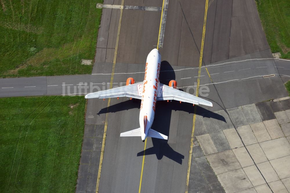 Schönefeld von oben - Passagier - Flugzeug vom Typ Airbus A318-111 der Fluggesellschaft Easy Jet auf dem Rollweg zum Startpunkt in Schönefeld im Bundesland Brandenburg