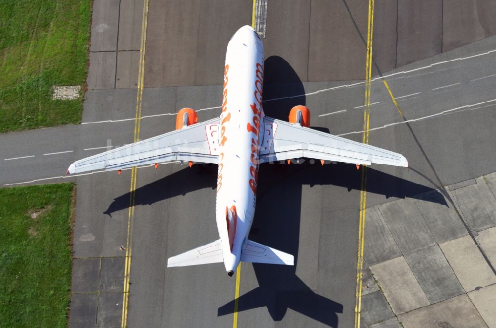 Schönefeld aus der Vogelperspektive: Passagier - Flugzeug vom Typ Airbus A318-111 der Fluggesellschaft Easy Jet auf dem Rollweg zum Startpunkt in Schönefeld im Bundesland Brandenburg