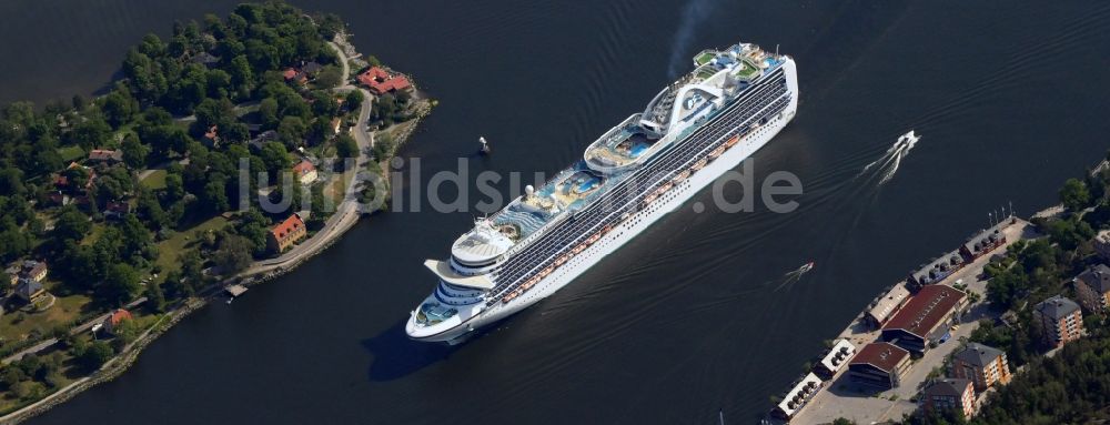 Stockholm von oben - Passagier- und Kreuzfahrtschiff beim Einlaufen nach Stockholm, der Hauptstadt von Schweden